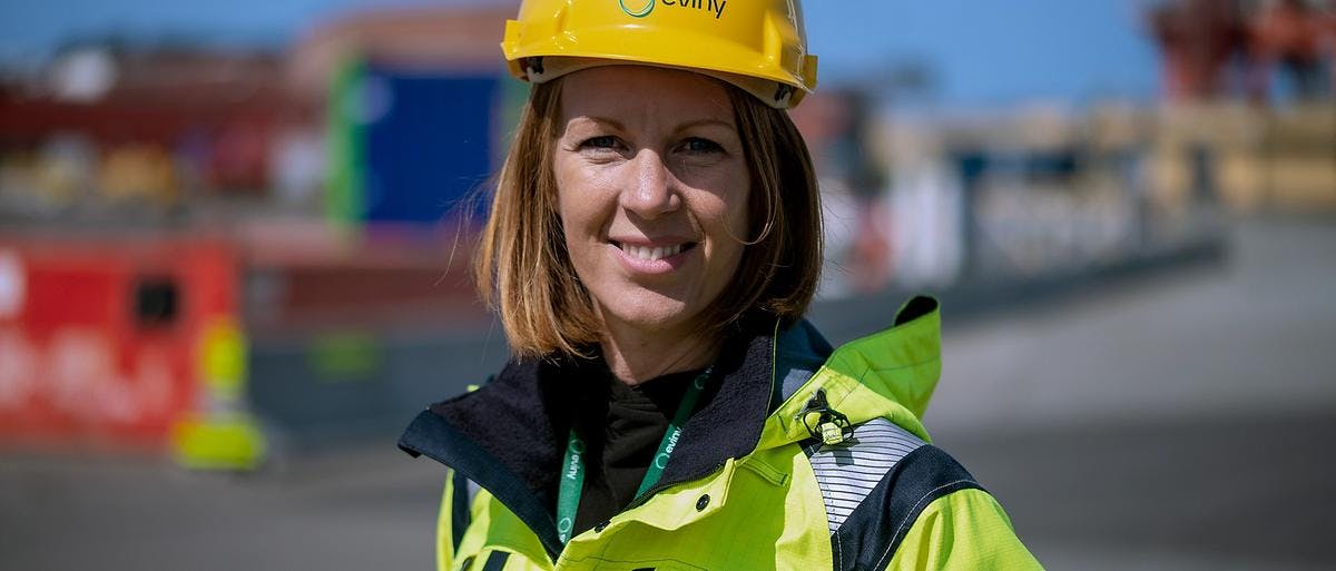 Konsernsjef Ragnhild Janbu Fresvik ikledd uniform og hjelm på besøk på Ågotnes i Øygarden.