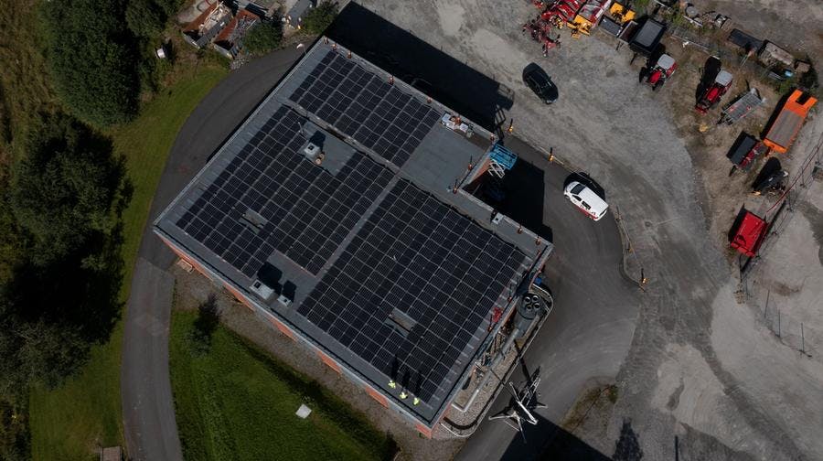 Dronebilde av taket på driftsbygningen i Førde, der det er montert solcellepaneler