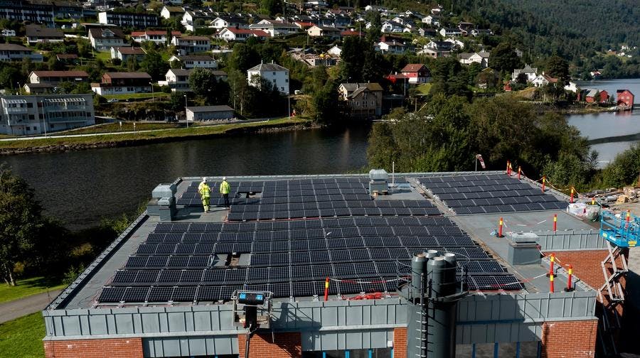 244 solcellepaneler montert på toppen av Eviny sin driftsbygning i Førde
