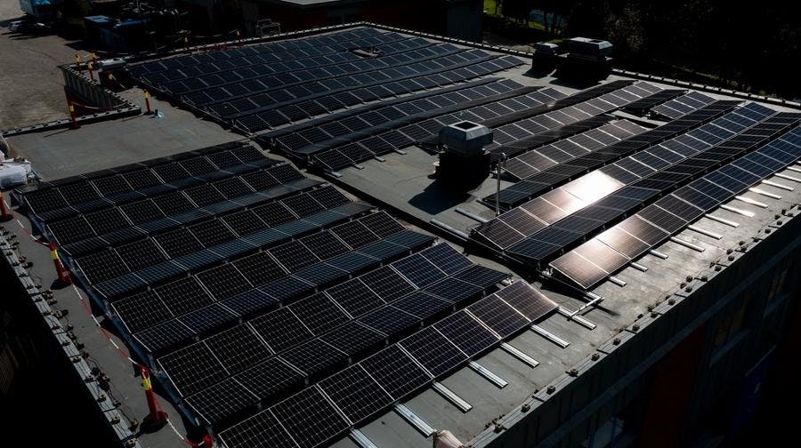 Bilde av taket på driftsbygningen der det er montert solcellepaneler